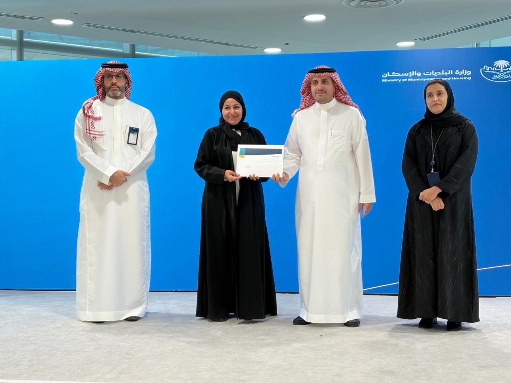 دورات وورش عمل وجهة تقدر وتكريم مديرة المركز